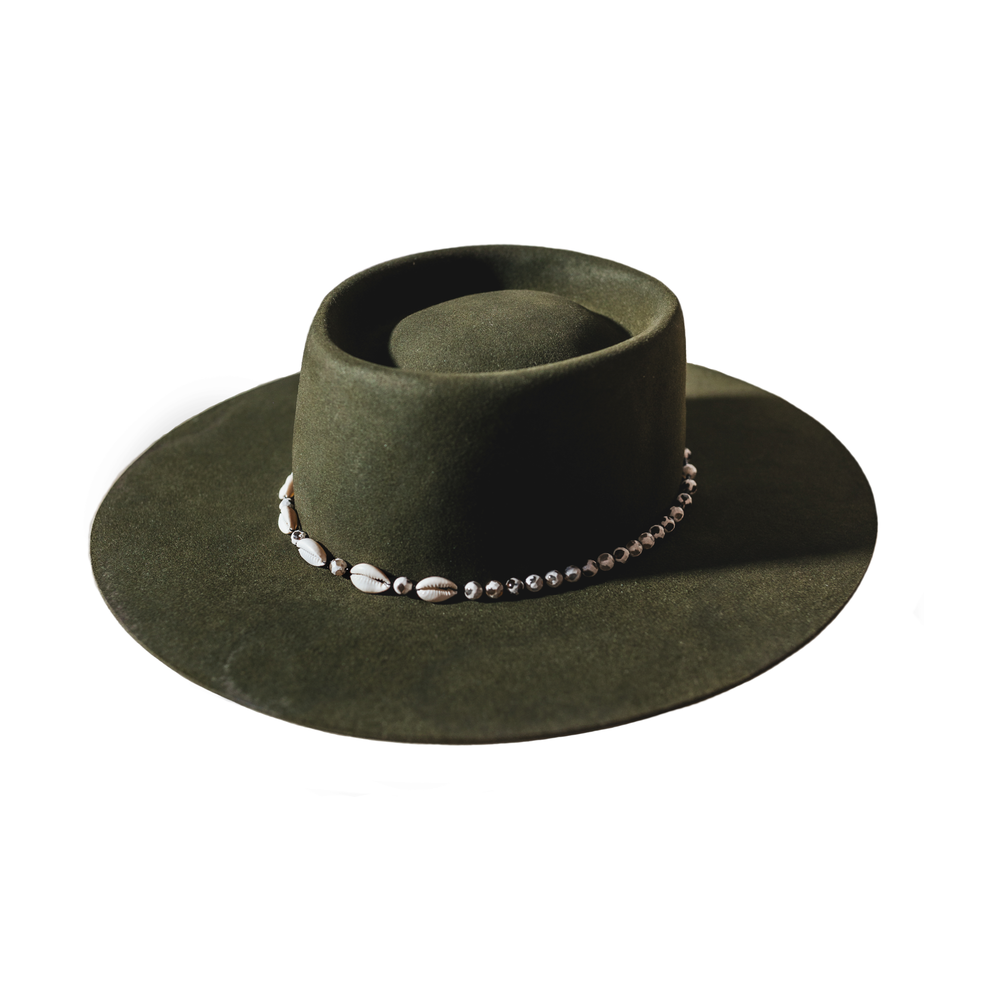 A beautifully handcrafted Crown of the Vagabond hat by the hatters Ruth and Chris on Mallorca with traditional tools in the color Sequoia shaped in Oasis with a clean simple look consisting of edged black-white pearls separated by small black beets and shells in the front with a clean flat brim - branded with the serial number 25.