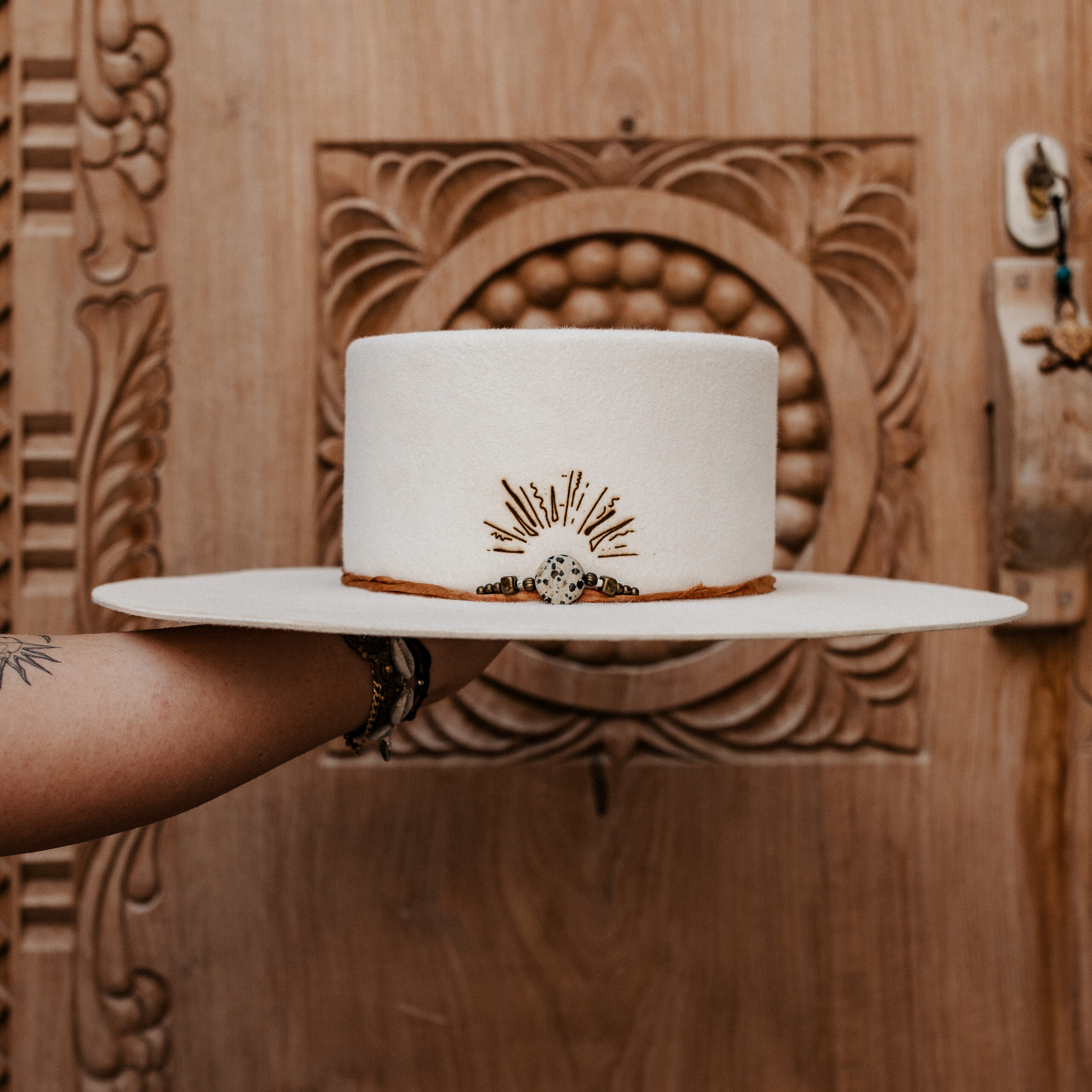 A beautifully handcrafted Crown of the Vagabond hat by the hatters Ruth and Chris on Mallorca with traditional tools in the color Snow shaped in Venice with a clean stunning look. The design is made of copper-colored sari silk and a centred build up stone threat highlighted with a handdrawn custom laser branding. The hat has a clean flat 10cm/3.94in brim and is branded with the serial number 30 on the sweatband.