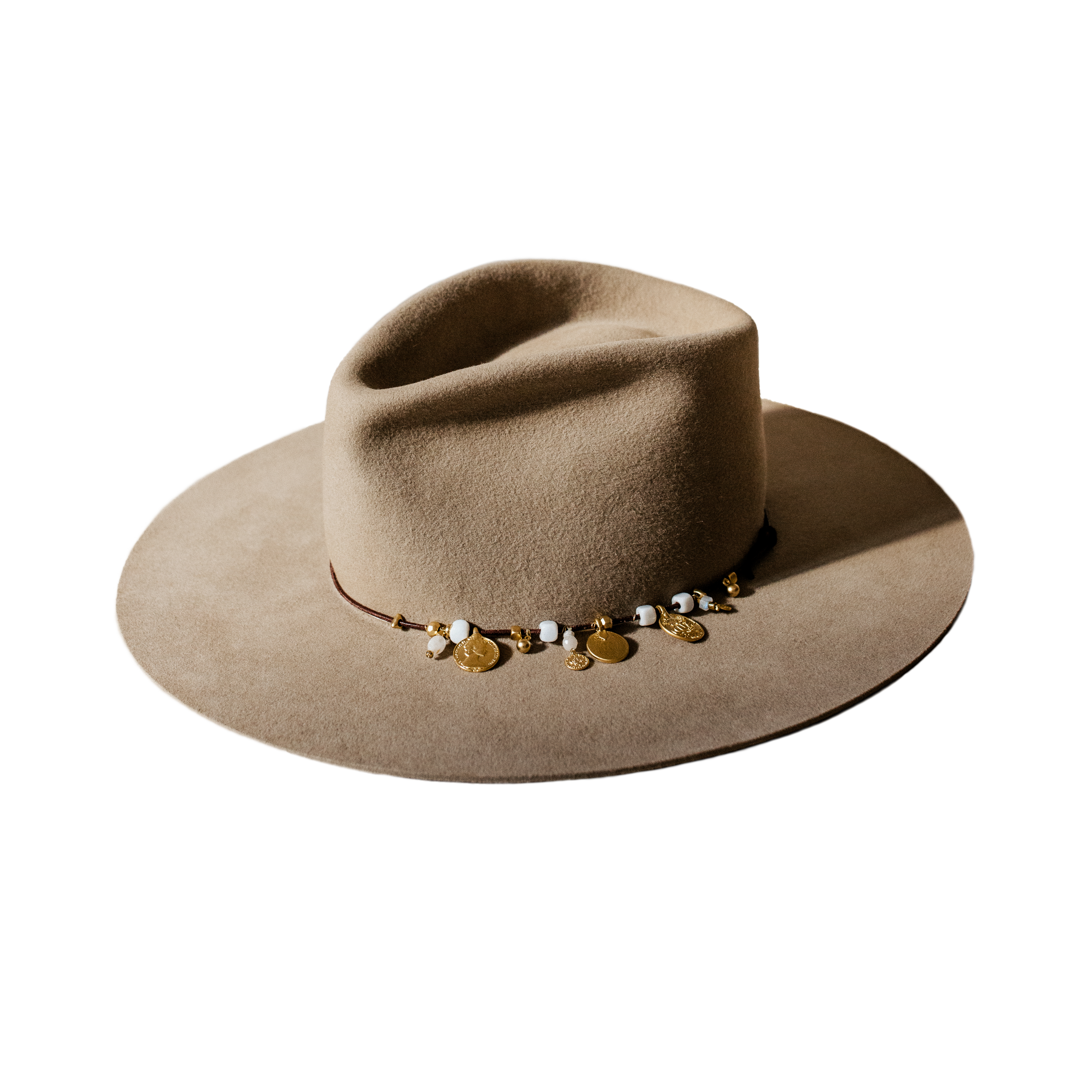 Crown of the Vagabond hat on Mallorca in color Prairie Dust Gold-Digger-shaped. Off centred golden coins and pearls on leather strand.
