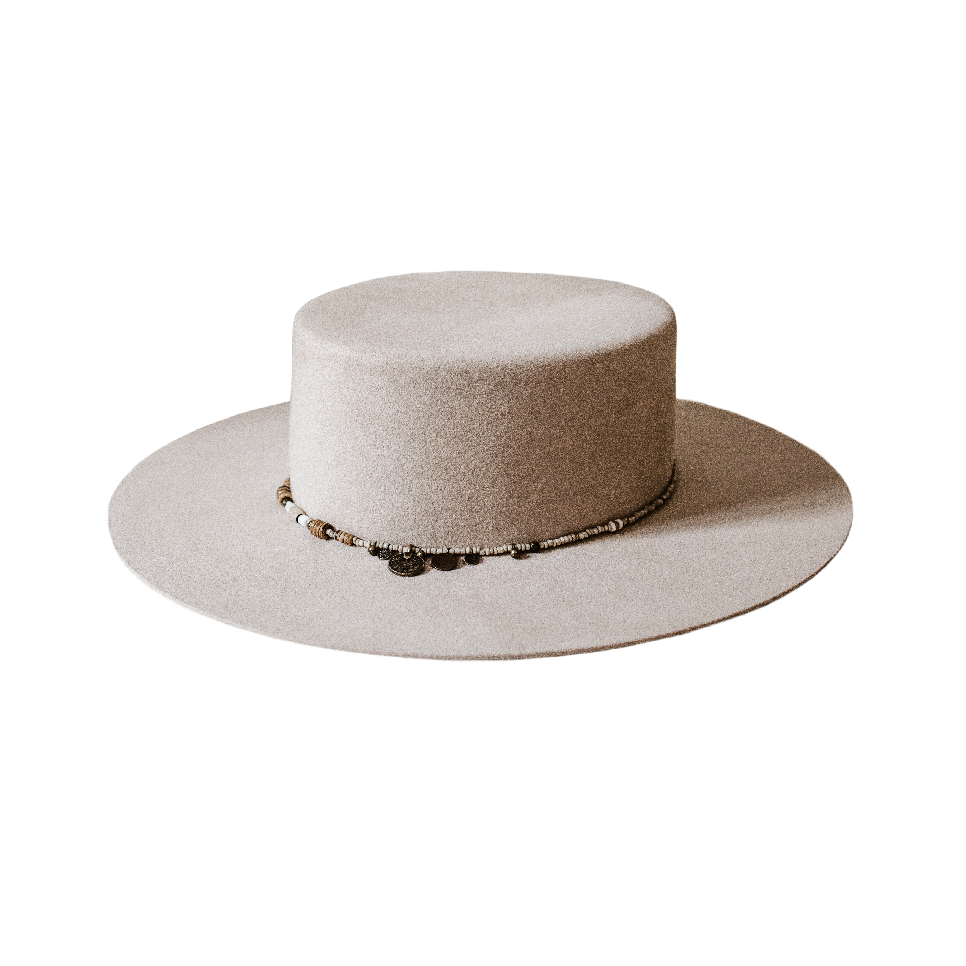 Crown of the Vagabond Hat on Mallorca in color Bone Venice-shaped. Pearl-thread with little highlights in bronze.