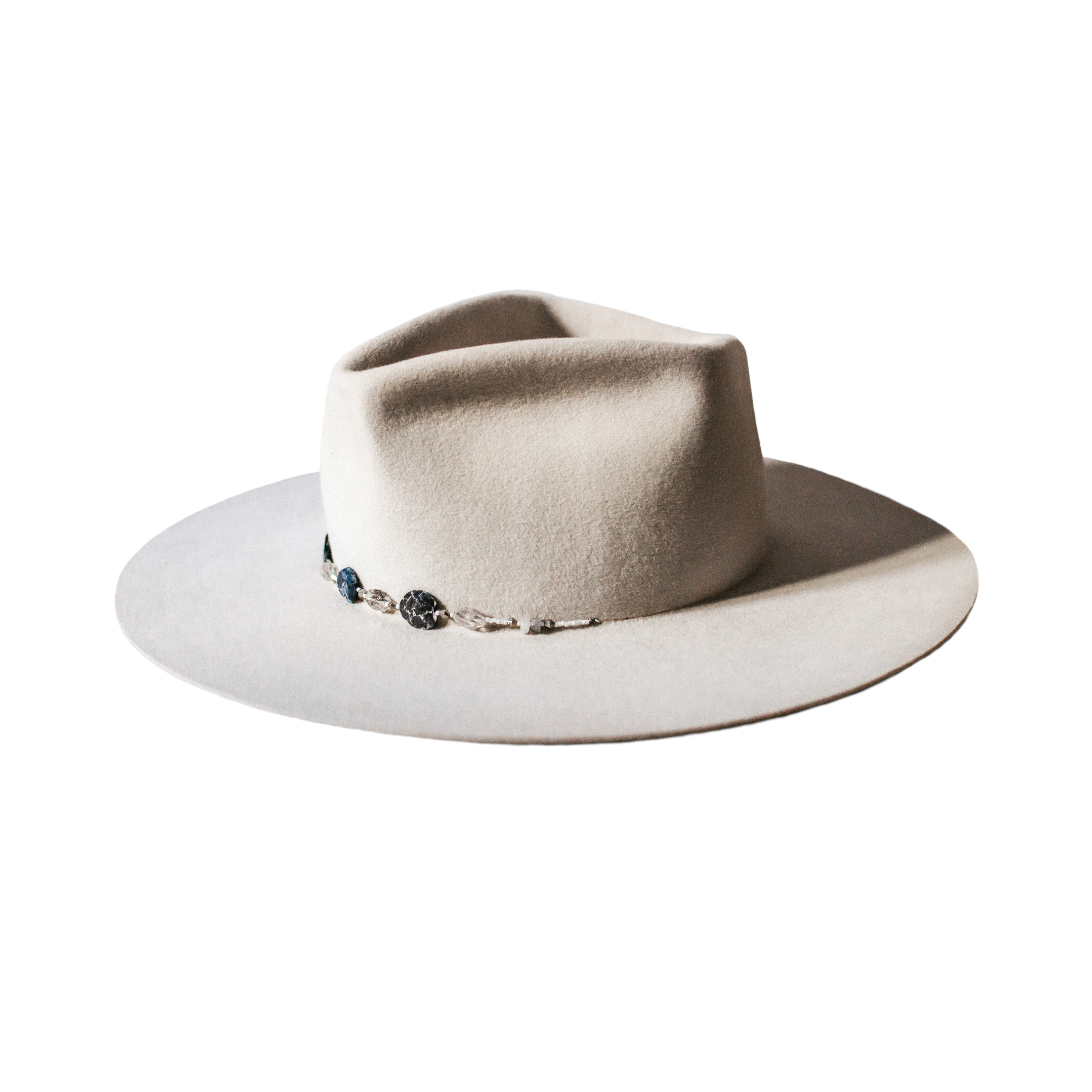 Crown of the Vagabond Hat on Mallorca in color Silver Dust Stargazer-shaped. Centred build up stone-thread and Crystals and Opals.