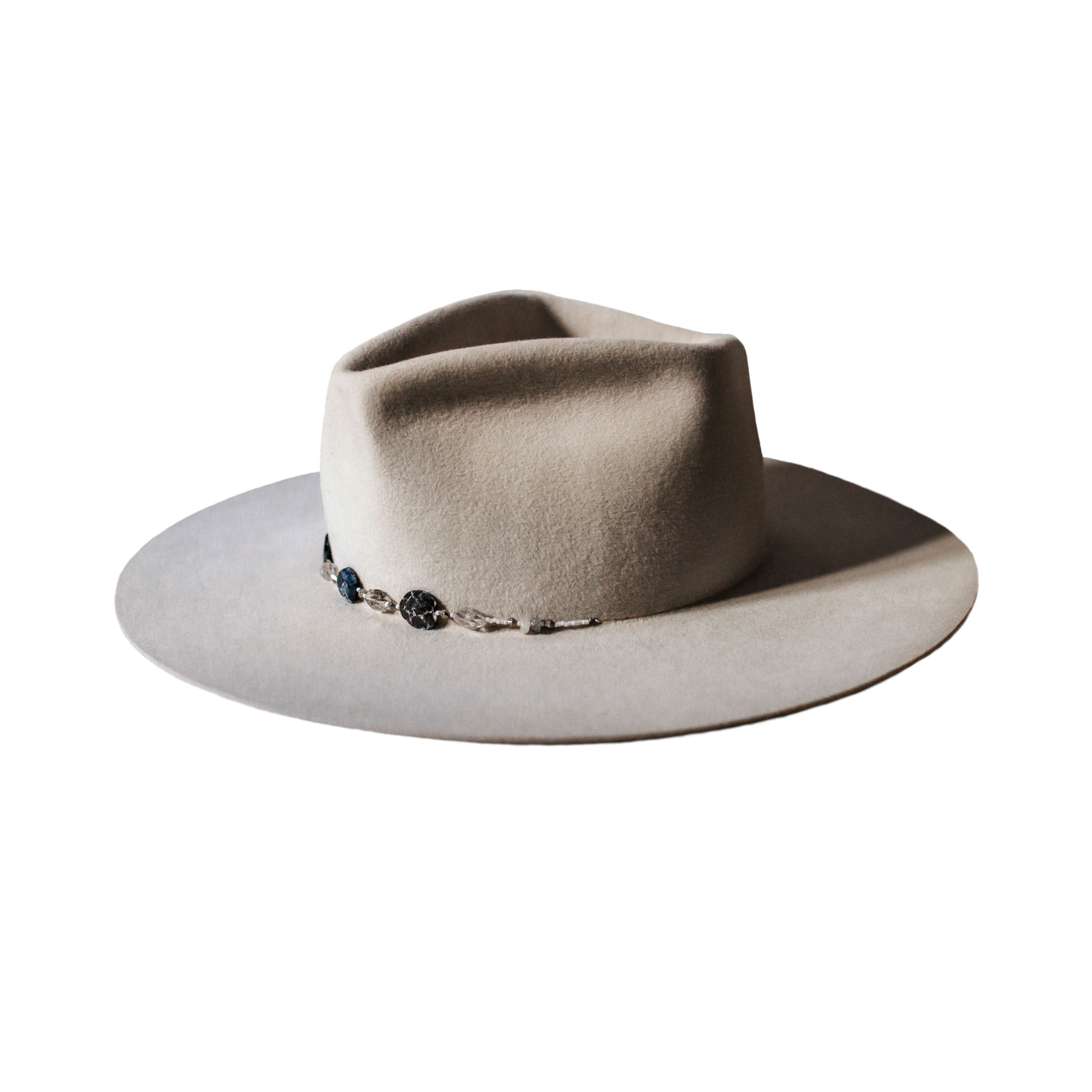 Crown of the Vagabond Hat on Mallorca in color Silver Dust Stargazer-shaped. Centred build up stone-thread and Crystals and Opals.