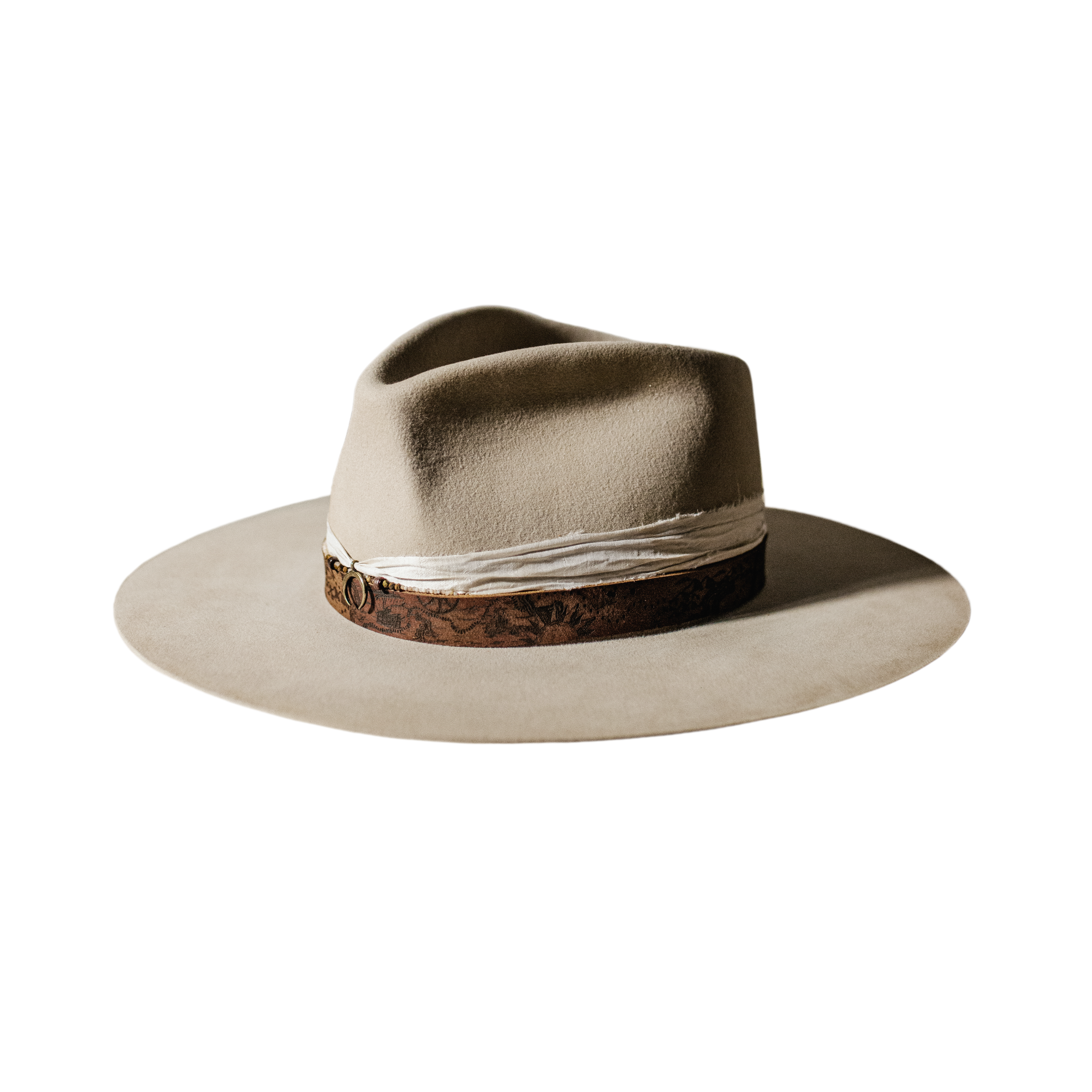 Crown of the Vagabond Hat on Mallorca in color Dun Gold-Digger-shaped. Map laserengraved leather strap, ivory sari silk, gemstones and crescent moon charm.