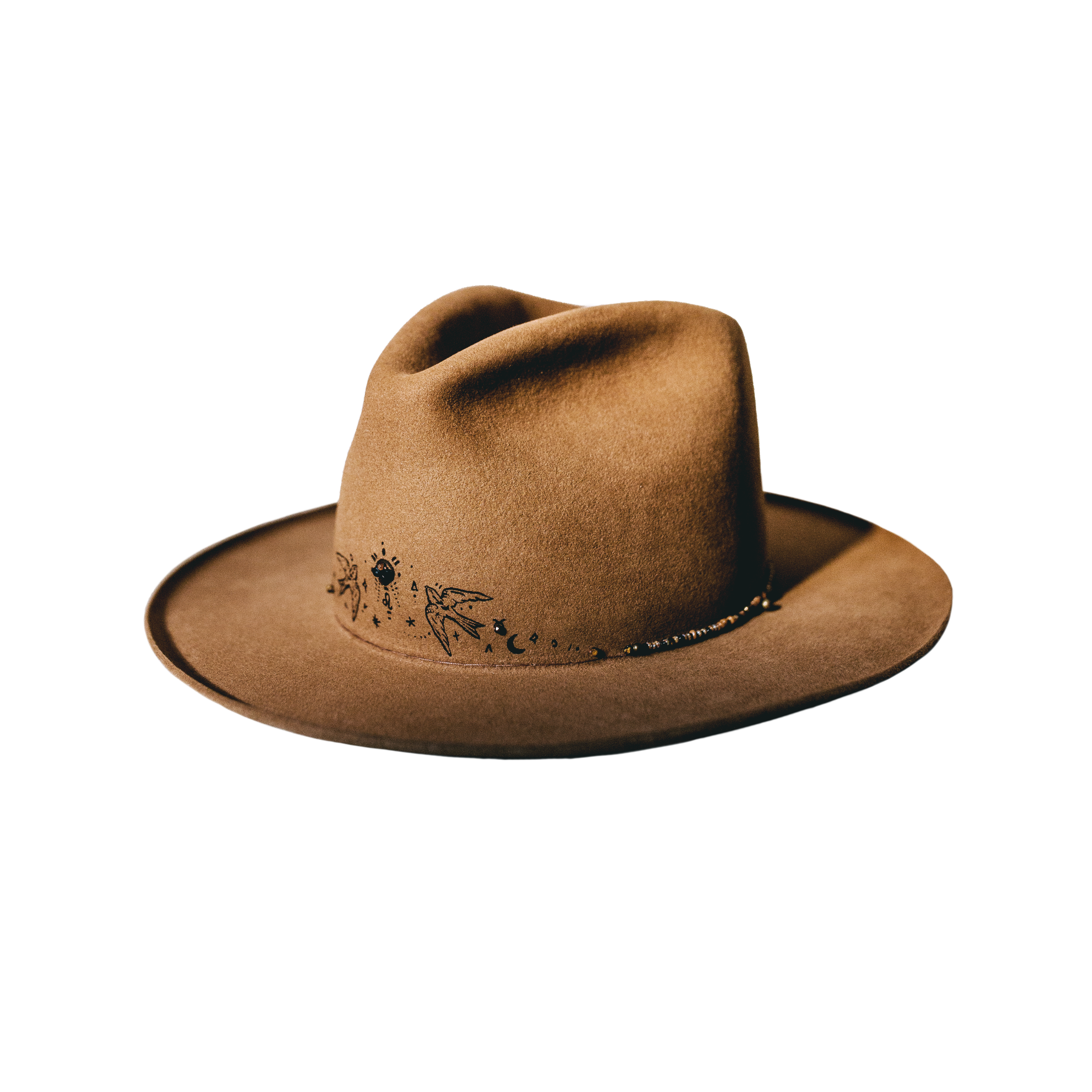 Crown of the Vagabond Custom Hat on Mallorca in color Fawn Gold-Digger-shaped. Custom Laserengraving highlighted by tigereye gems, earthy coloured pearls and bronze elements.