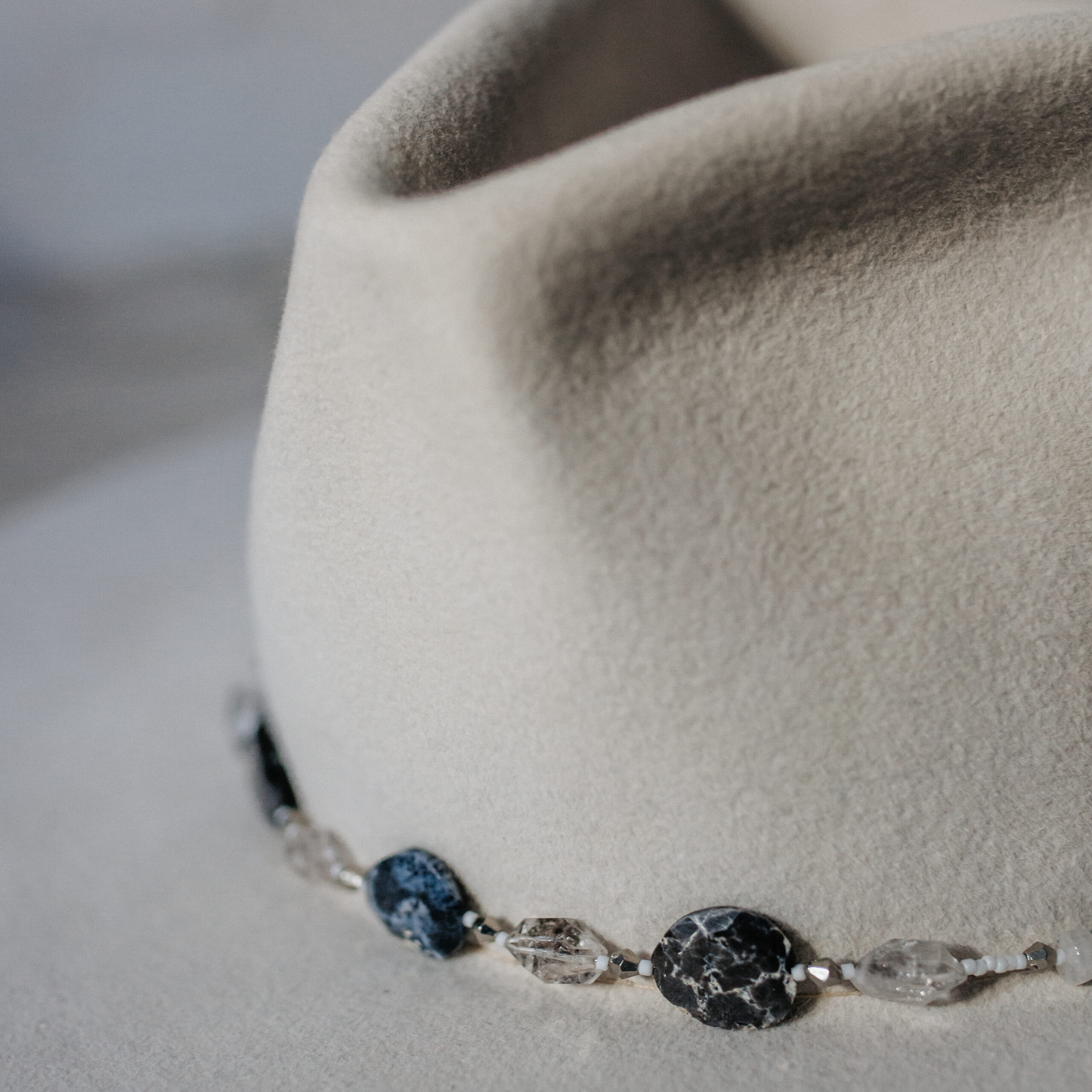 Crown of the Vagabond Hat on Mallorca in color Silver Dust Stargazer-shaped. Centred build up stone-thread and Crystals and Opals.