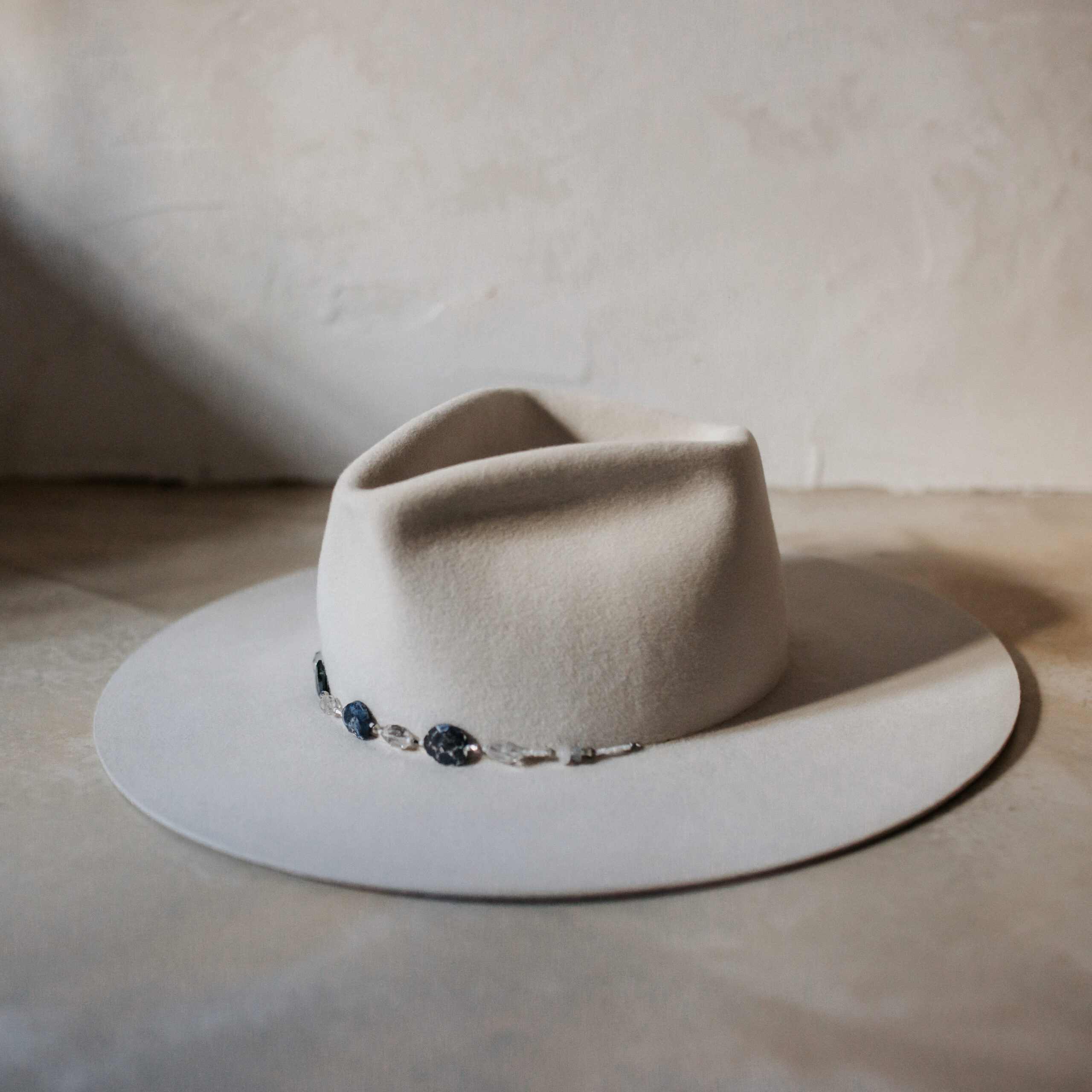Crown of the Vagabond Hat on Mallorca in color Silver Dust Stargazer-shaped. Centred build up stone-thread and Crystals and Opals.