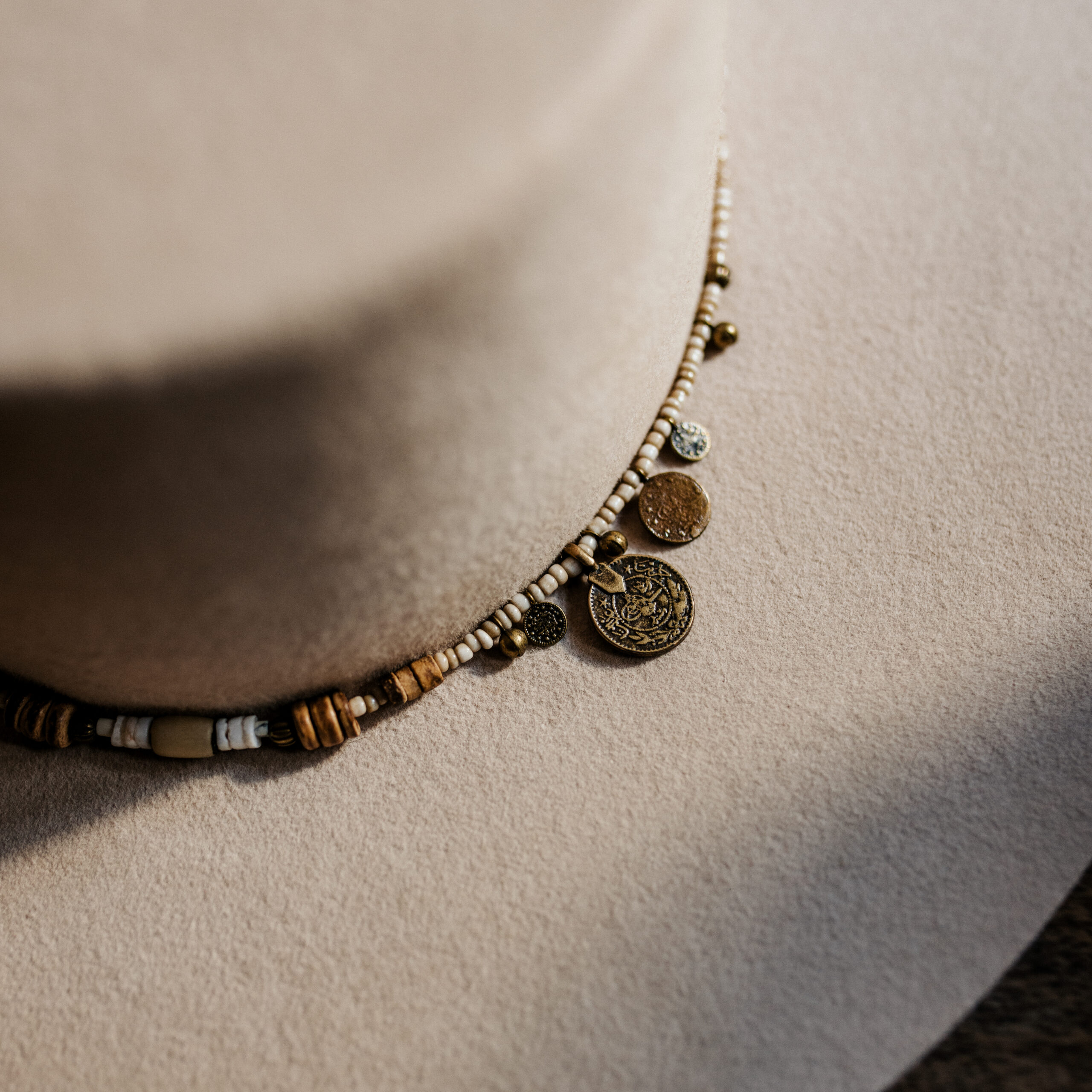 Crown of the Vagabond Hat on Mallorca in color Bone Venice-shaped. Pearl-thread with little highlights in bronze.