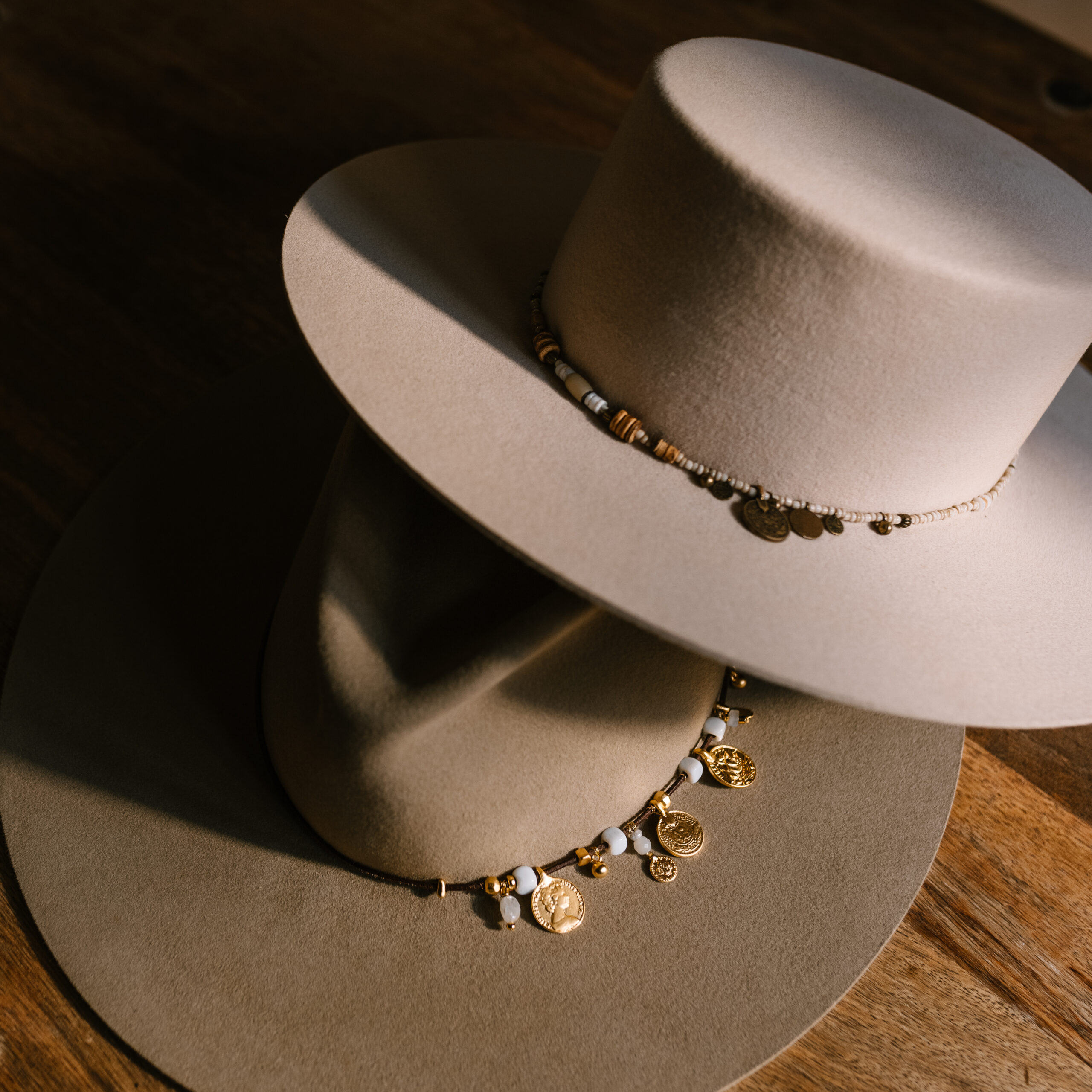 Crown of the Vagabond Hat on Mallorca in color Bone Venice-shaped. Pearl-thread with little highlights in bronze.