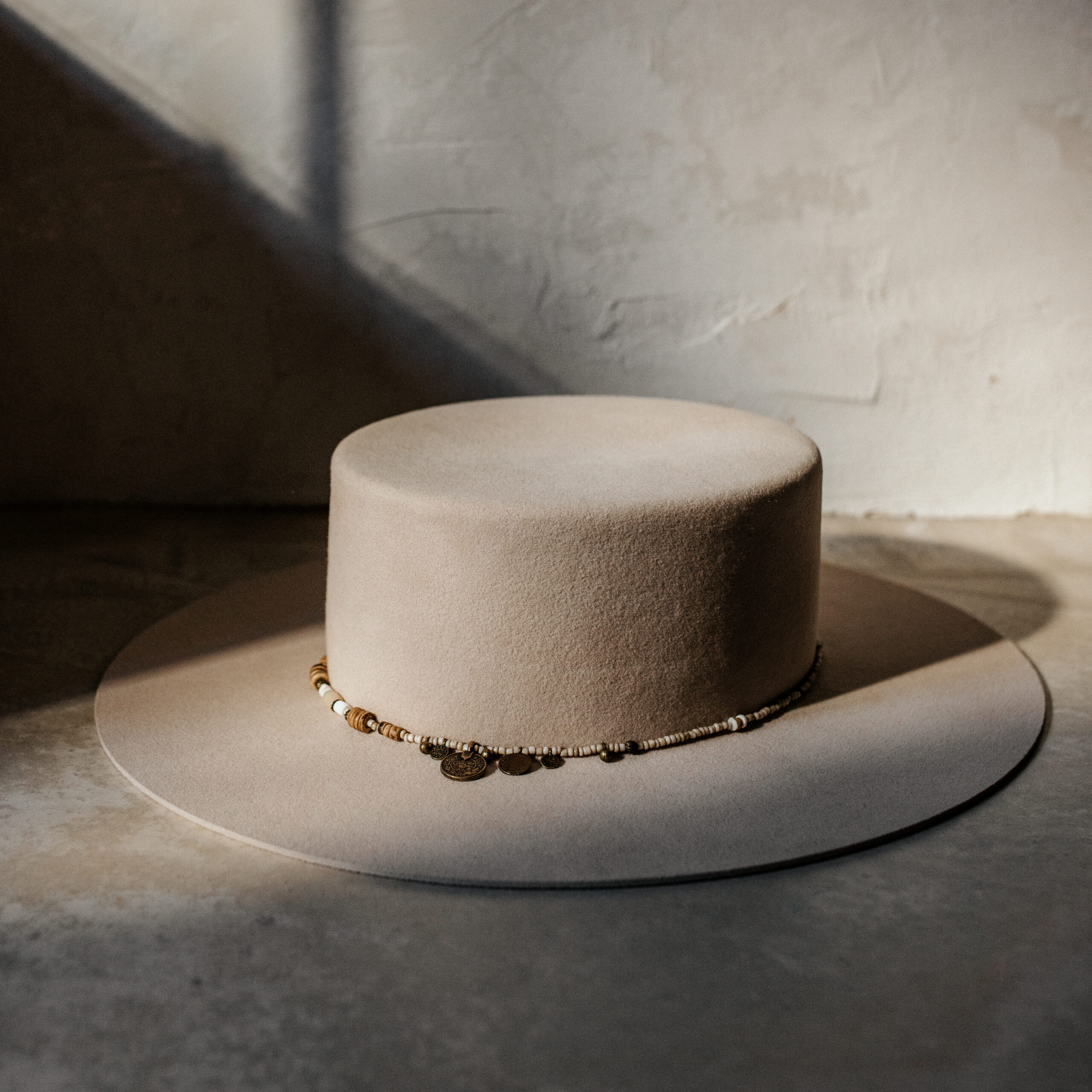 Crown of the Vagabond Hat on Mallorca in color Bone Venice-shaped. Pearl-thread with little highlights in bronze.