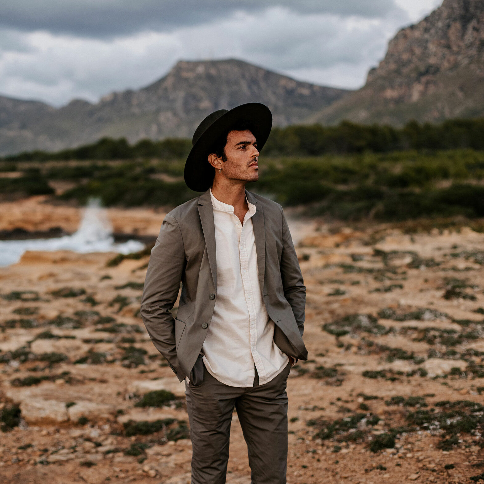 Crown of the Vagabond Hat on Mallorca in color Tortuga Oasis-shaped. Centred silver Coins on a white leather string.