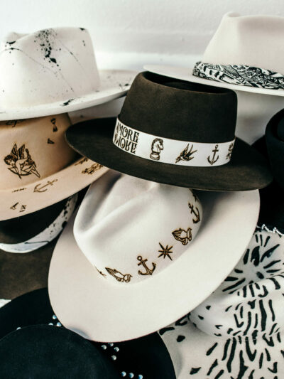 Cobana - color Silverdust comes in a Stargazer shape. Decorated with the hand-drawn „la primera“ silk bandana.